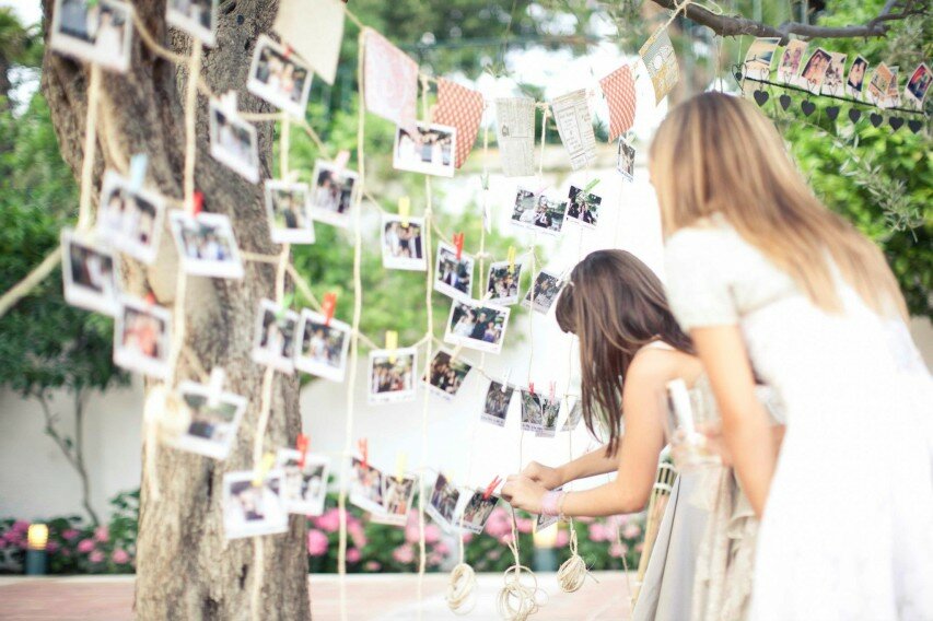 16 ideas originales para guardar las dedicatorias de boda muro polaroids diles algo bonito02 853x568 16 ideas originales para guardar las dedicatorias de boda